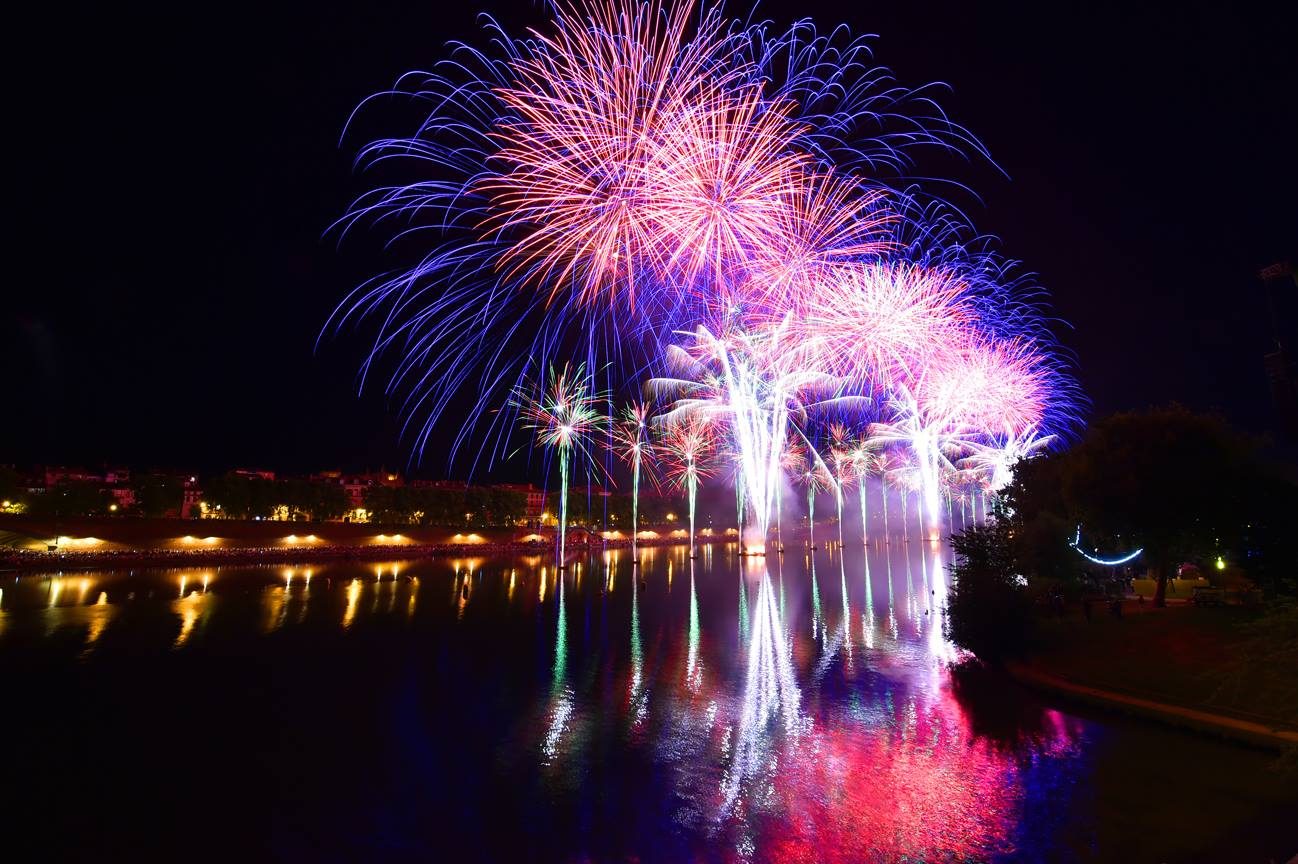 Le feu d'artifice du 14 juillet sera tiré depuis les berges de la Garonne, offrant un spectacle inédit.