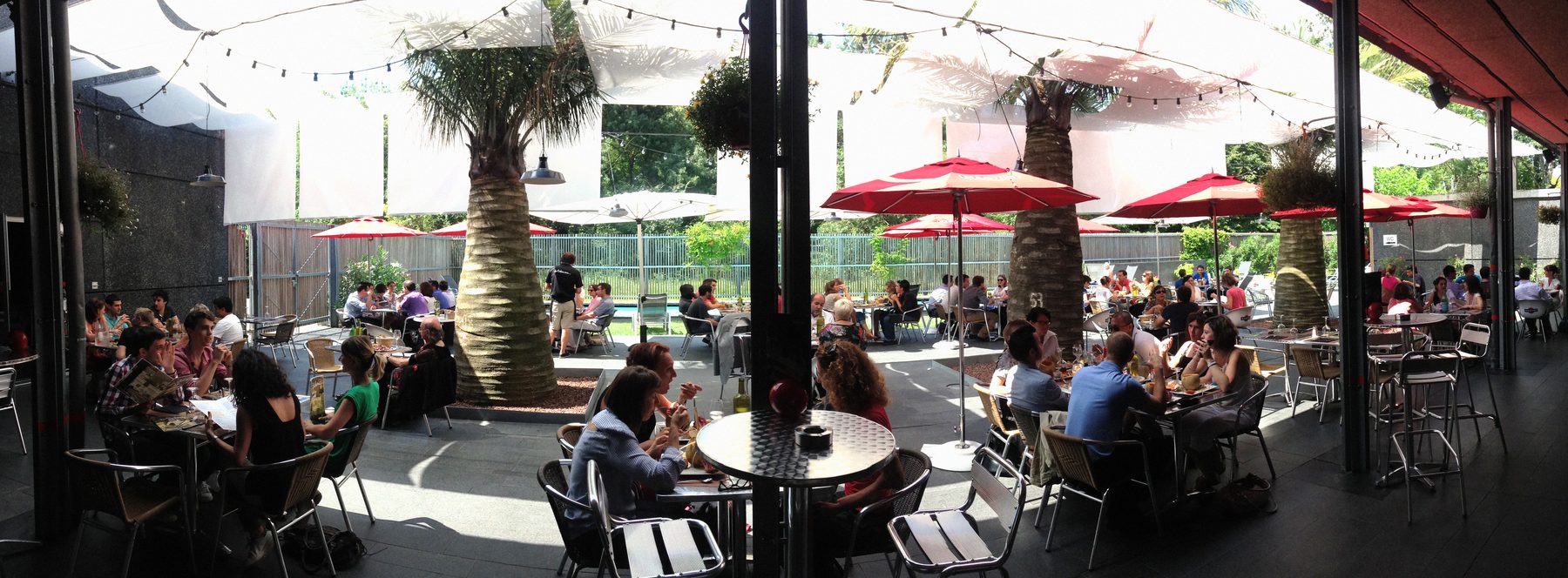 L'été, les amplis sont débranchés, (Quoique, avec les soirées Bikini Summer Club et les nuits rock and pop, voir sur www.lebikini.com ), et les branchés au réseau d'amitié Bikini remplissent la terrasse et prennent d'assaut les transats pour un transit estival bien nourri par une cuisine de qualité, grillades et spécialités italiennes.