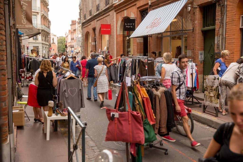 Pour la quatrième année consécutive, la Grande Braderie de Toulouse va animer la ville des Boulevards à la zone Carmes-Croix-Baragnon trois jours durant à moindre sou, demain , samedi et dimanche. Près de 800 commerçants vont faire valser les étiquettes.