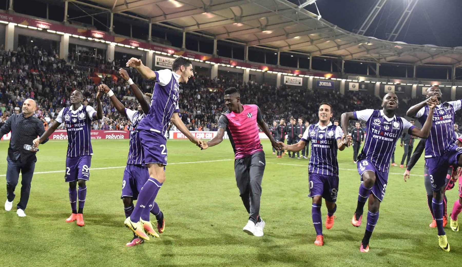 Les Pitchoun's du TFC et leur coach Pascal Dupraz, et son discours de la méthode, peuvent jubiler. Le PSG, Paris Suffisance Gloriole a pris une claque par le TFC, Toulouse Fierté Courage. (2-0). Photo AFP